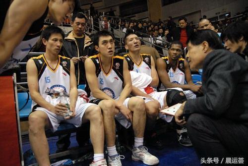 如何通过模拟比赛环境提高篮板实战能力?_0